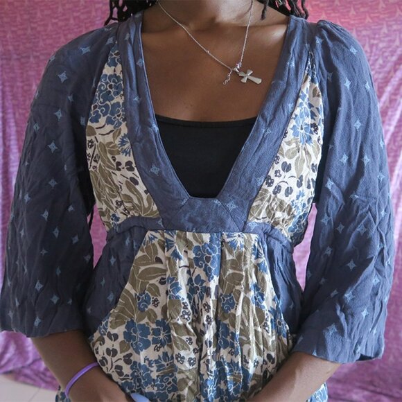 Free People floral deep front pocket v-neck blouse boho in blue, white and olive - Picture 2 of 4